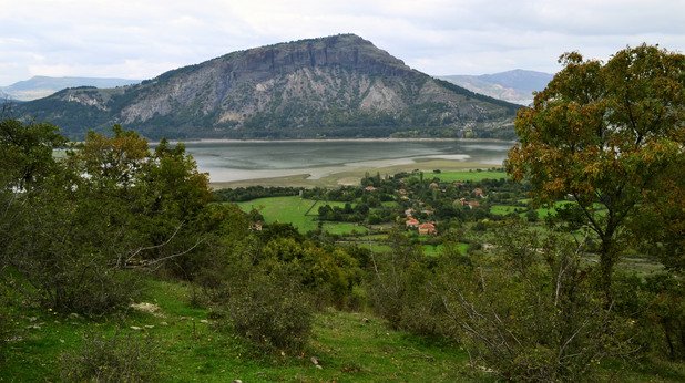 Изглед към село Лисиците и скалния масив Хисаралтъ, на върха на който е разположена другата близка средновековна крепост - Моняк

