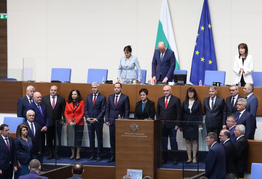 Служебното правителство на Димитър Главчев положи клетвата си пред Народното събрание по време на извънредно заседание. Целта да се бърза с процедурата беше да се влезе в график за комбиниране на предсрочните парламентарни избори с изборите за Европейски парламент.
