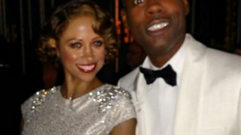 Актрисата Стейси Дъш се снима с Крис Рок, който изглежда малко объркан