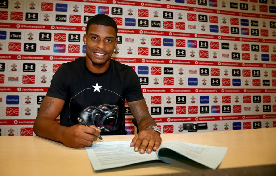 Играчът от Габон парафира 5-годишен контракт с клуба от Висшата лига.