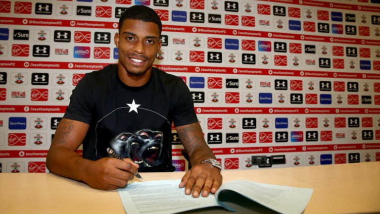 Играчът от Габон парафира 5-годишен контракт с клуба от Висшата лига.