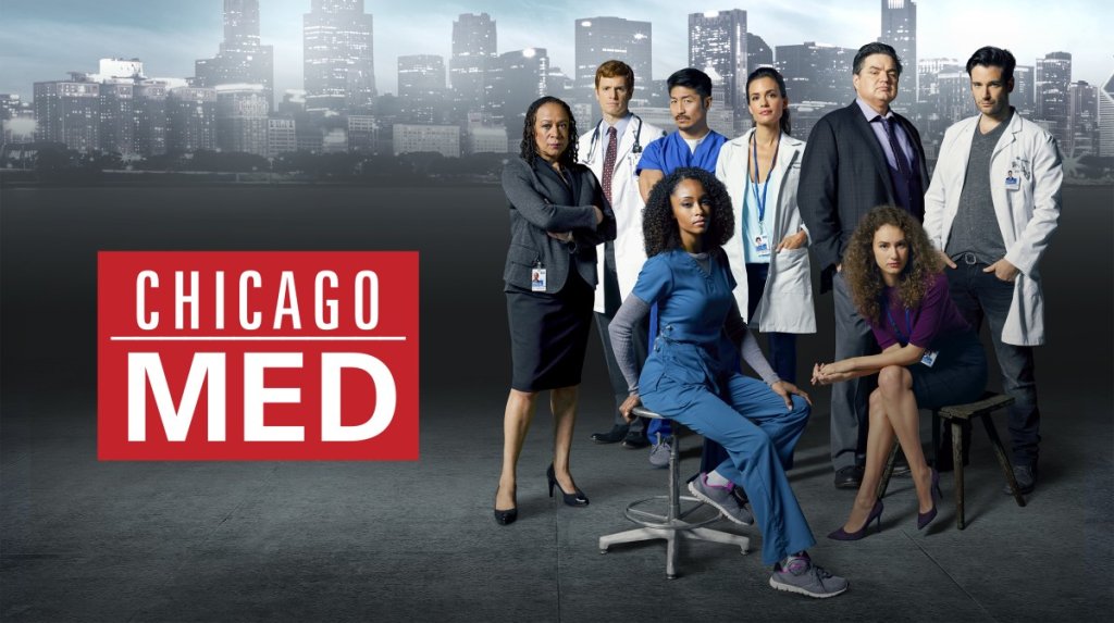 Chicago Med. Сериалът се развива в същата вселена като Chicago PD и Chicago Fire, като в някои епизоди дори можем да наблюдаваме преплитащи се истории и персонажи между тях. Представлява поглед върху тежкото и хаотично ежедневие в една от най-натоварените