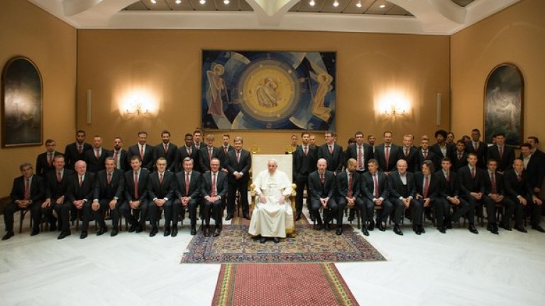 Обща снимка за спомен във Ватикана