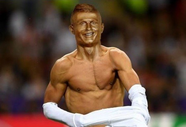 Всички се смеят на статуята на Роналдо