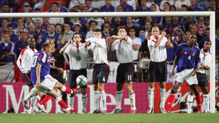 Франция и Англия се срещнаха и в групите на Евро 2004 - тогава "петлите" победиха с 2:1 с два гола на маестро Зинедин Зидан