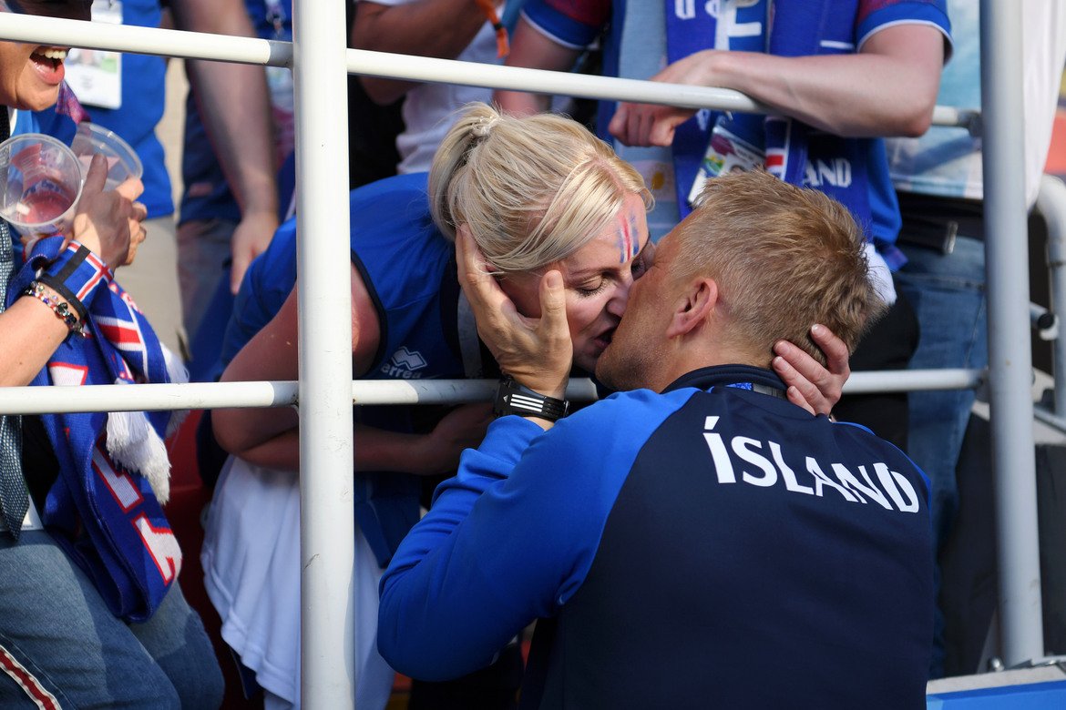 Треньорът празнува със съпругата си спечелената точка срещу Аржентина