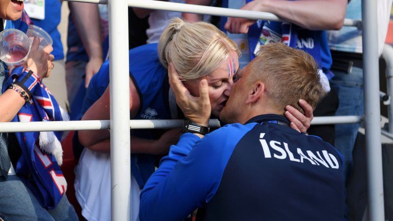 Треньорът празнува със съпругата си спечелената точка срещу Аржентина