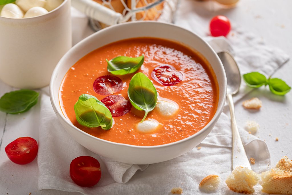 Плътна доматена супаТази супа е вкусна както топла, така и добре изстудена. За нея в дълбока тенджера запържваме глава лук, няколко накълцани скилидки чесън, един голям морков на кубчета и килограм домати на кубчета. След като зеленчуците омекнат добре, наливаме един литър зеленчуков бульон, подправяме със сол и лъжичка захар и оставяме за 30 минути да къкри на среден огън.

След това в малък тиган запържваме 3 лъжици брашно в 3 лъжици масло. Бъркаме енергично до получаването на гладка паста и добавяме постепенно чаша мляко. Внимателно изсипваме при доматената супа и бъркаме до сгъстяване. Поднасяме с босилек или риган.