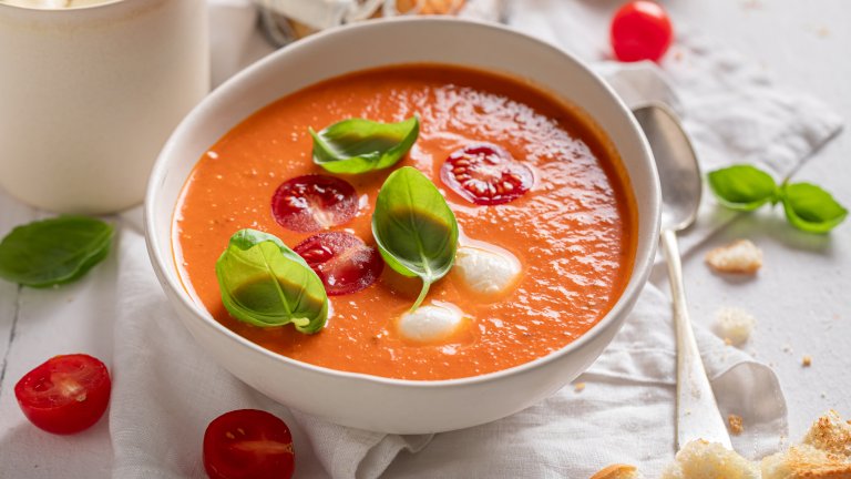 Плътна доматена супаТази супа е вкусна както топла, така и добре изстудена. За нея в дълбока тенджера запържваме глава лук, няколко накълцани скилидки чесън, един голям морков на кубчета и килограм домати на кубчета. След като зеленчуците омекнат добре, наливаме един литър зеленчуков бульон, подправяме със сол и лъжичка захар и оставяме за 30 минути да къкри на среден огън.

След това в малък тиган запържваме 3 лъжици брашно в 3 лъжици масло. Бъркаме енергично до получаването на гладка паста и добавяме постепенно чаша мляко. Внимателно изсипваме при доматената супа и бъркаме до сгъстяване. Поднасяме с босилек или риган.