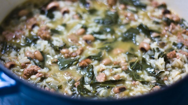 Южните щати на САЩ - Хопин Джон
Една от основните новогодишни традиции в американския Юг е Хопин Джон - ястие от грах или птичи боб, ориз, бекон и лук. Птичият боб символизира монетите, а на Нова година се поднася със зелена салата, която символизира банкнотите. Смята се, че яденето на Хопин Джон носи късмет и пари през следващата година. 
Самото ястие най-вероятно идва от африканските роби, които били докарвани в САЩ. Първата рецепта за Хопин Джон се появява през 1847 г. в готварската книга на Сара Рътлидж "Домакинята от Каролина", а през годините търпи множество модификации от различни готвачи и домашни вкусове.