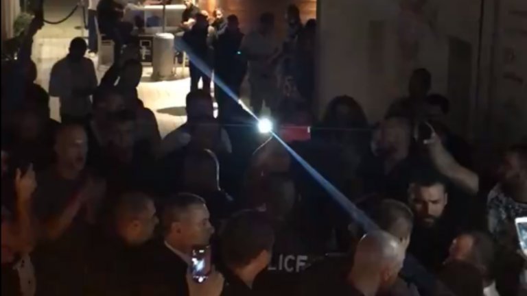 Втората нощ на масови проверки в морския курорт установи множество нарушения от всякакъв тип, докато вицепремиерът и екипите на полицията бяха посрещнати от посетителите в дискотеките с викове "Оставка" и "Довиждане"