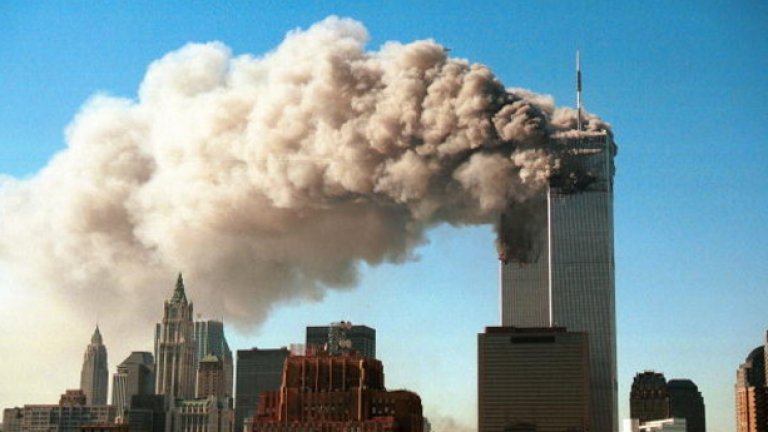 9/11

Атентатите от 11 септември 2001 г. са поредица от 4 съгласувани самоубийствени атаки срещу САЩ, извършени в Ню Йорк и Вашингтон.

Сутринта 19 терористи от "Ал Кайда" отвличат 4 пътнически самолета. Похитителите умишлено разбиват 2 от тях в 2-те кули-близнаци на Световния търговски център в Ню Йорк. Терористите разбиват третия самолет в Пентагона - седалището на Министерството на отбраната на САЩ. Четвъртият се разбива в открито поле в окръг Съмърсет, Пенсилвания, след като пътниците оказват съпротива, преди самолетът да достигне целта си във Вашингтон. 

По официална статистика броят на загиналите при атентатите е 2 974, без 19-те терористи. Никой от пътниците в отвлечените самолети не оцелява. Основната част от жертвите са цивилни лица от 90 държави. Загиват също така и полицаи, пожарникари и други спасителни работници.

Атентатите са едно от най-мащабните и трагични събития на 21 век, което повлиява силно в политически, психологически и икономически аспект не само САЩ, но и целия свят. През май 2011 г. лидерът на "Ал Кайда" Осама бин Ладен е открит и убит. На 11 септември 2011 г. на мястото на кулите-близнаци е открит Национален мемориал и музей.