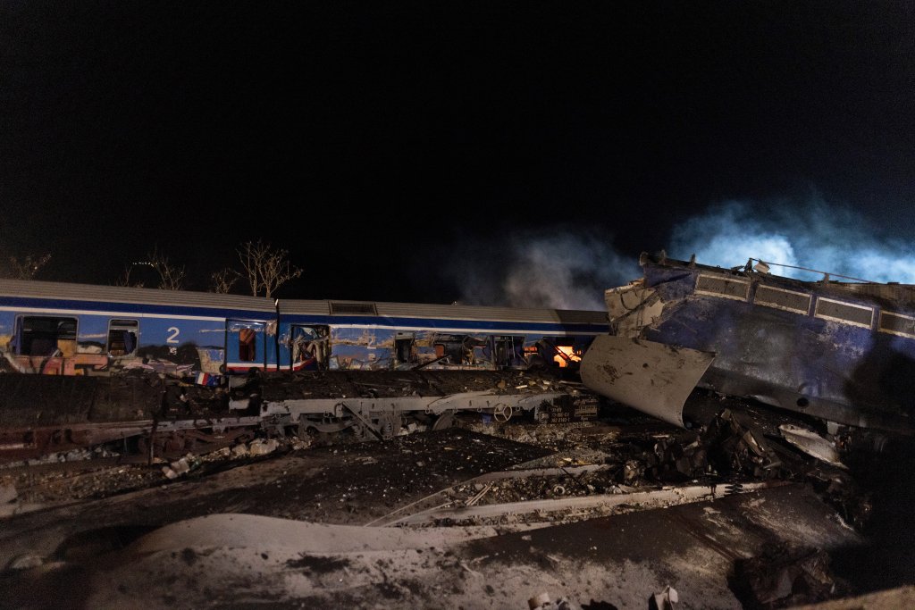 Над 30 загинали при тежка влакова катастрова в Гърция