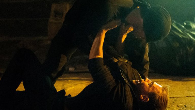 Daredevil
Каквото и да ви казват за супергероите, не ги слушайте, а съставете собствено мнение за тях. Daredevil е един от сериалите, с които може да го направите най-добре. Продукция на Netflix рязко нахлува в света на Marvel, за да покаже как го правят най-добрите и големите в бранша. Забравете филма с Бен Афлек. Daredevil - слепият воин на доброто, си има ново лице и по-мрачен вкус, който обичаме.