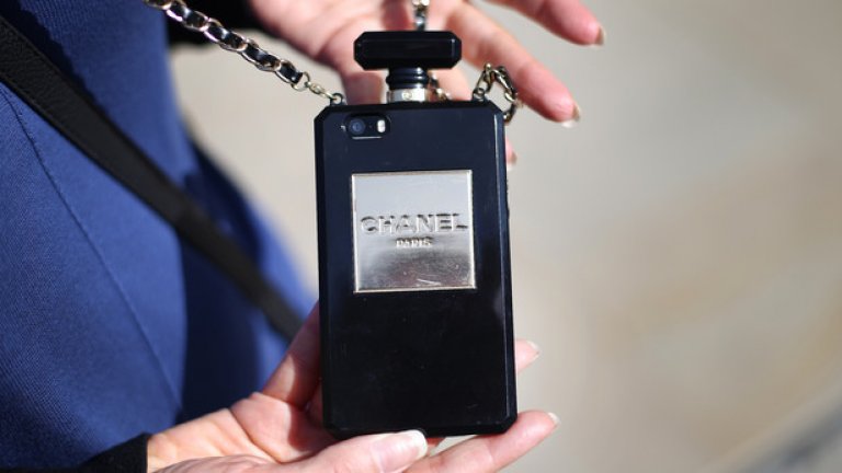 Хората охотно купуват за рекордни суми калъфи от Chanel, Louis Vuitton и Kate Spade, украсяват с кристали и луксозни материали обикновените телефони