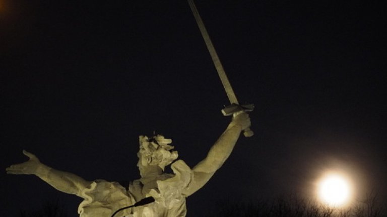 В Русия Супер Луната изгря над площади и катедрали.