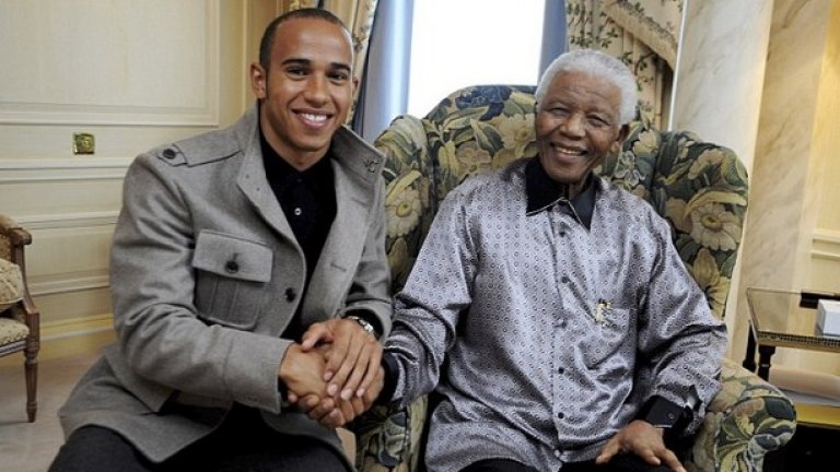 Люис Хамилтън и Нелсън Мандела на 90-я рожден ден на бореца срещу апартейда
