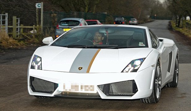 Луиш Нани пристига на базата на Юнайтед с Lamborghini Gallardo.