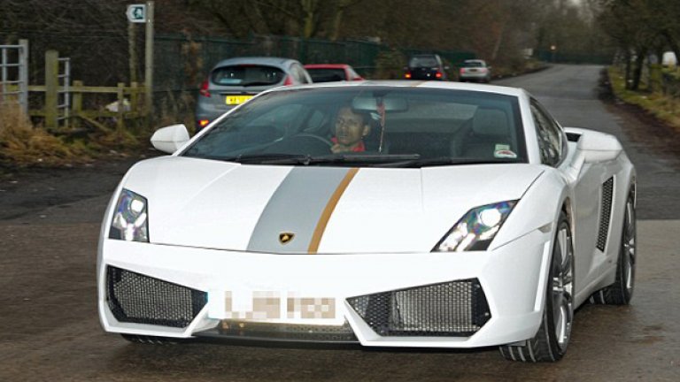 Луиш Нани пристига на базата на Юнайтед с Lamborghini Gallardo.