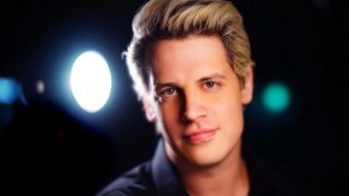 Той успява да вбеси всеки, затова и се налага да ходи с охрана