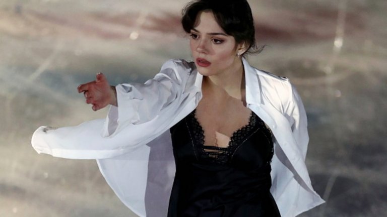 19-годишната Евгения Медведева, която остана втора зад Алина Загитова на Олимпиадата през 2018-а, изигра съчетанието си с нежна черна рокля под разкопчана бяла мъжка риза и под звуците на песента на Кристиан Костов „Beautiful Mess”.