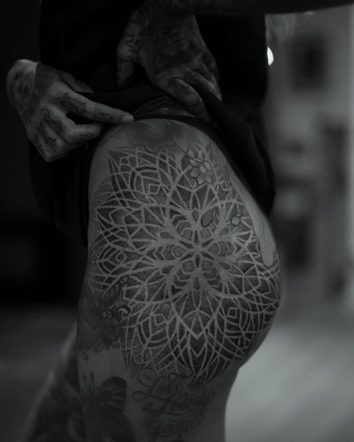 Татуировка с формата на мандала на бедрото на Клео