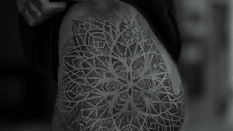 Татуировка с формата на мандала на бедрото на Клео