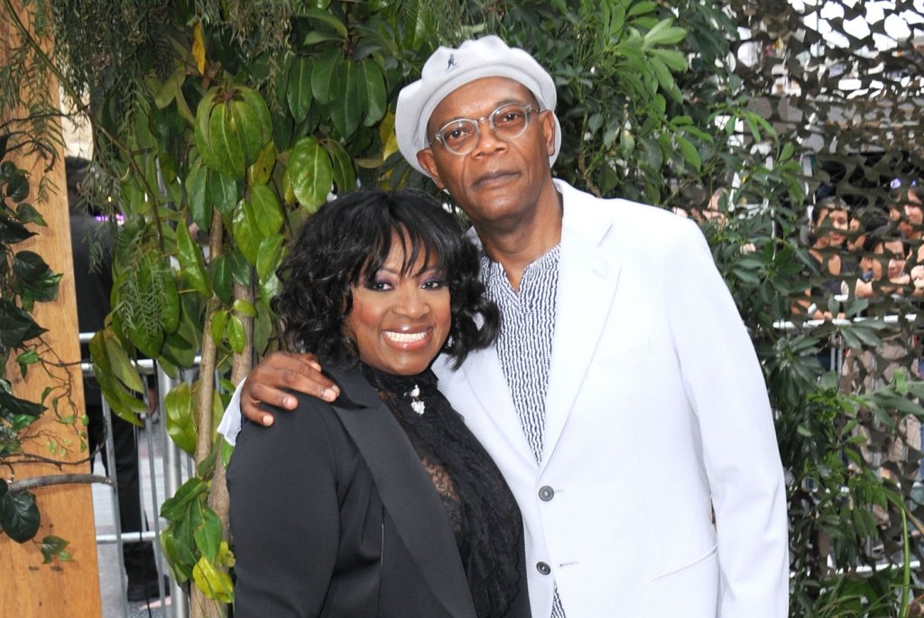 Има успешен брак
Джаксън признава, че в гимназиалните си години е имал "много приятелки". В колежа, в началото на 70-те, среща ЛаТаня Ричърдсън, също актриса. Запознават се по време на репетиция на студентска постановка. Двамата се влюбват от пръв поглед и след няколкогодишна връзка се женят през 1980-а. Две години по-късно се ражда дъщеря им Зоуи.
Самюъл и ЛаТаня са заедно и до днес - един успешен брак по критериите на Холивуд. Съпругата на актьора му е помогнала да премине през някои по-тежки периоди в професионалния и личния си живот.