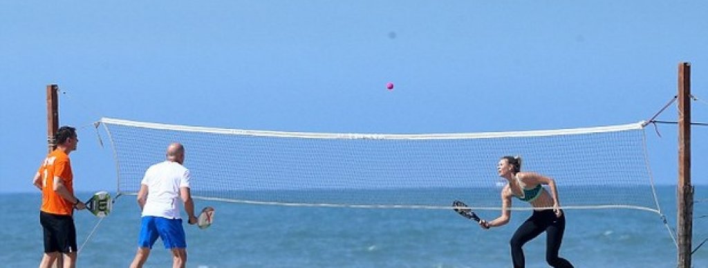 Игра въздушен тенис на плажа в ЛА