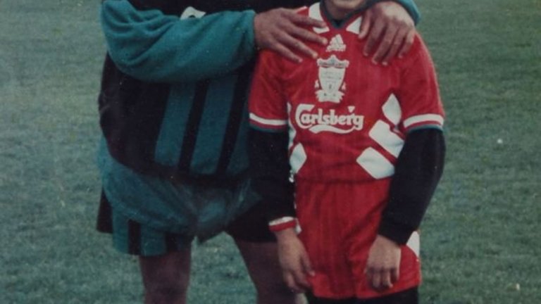 Легендата на Ливърпул Джон Барнс с малкия Ашли Уилямс, който сега е в Евертън.