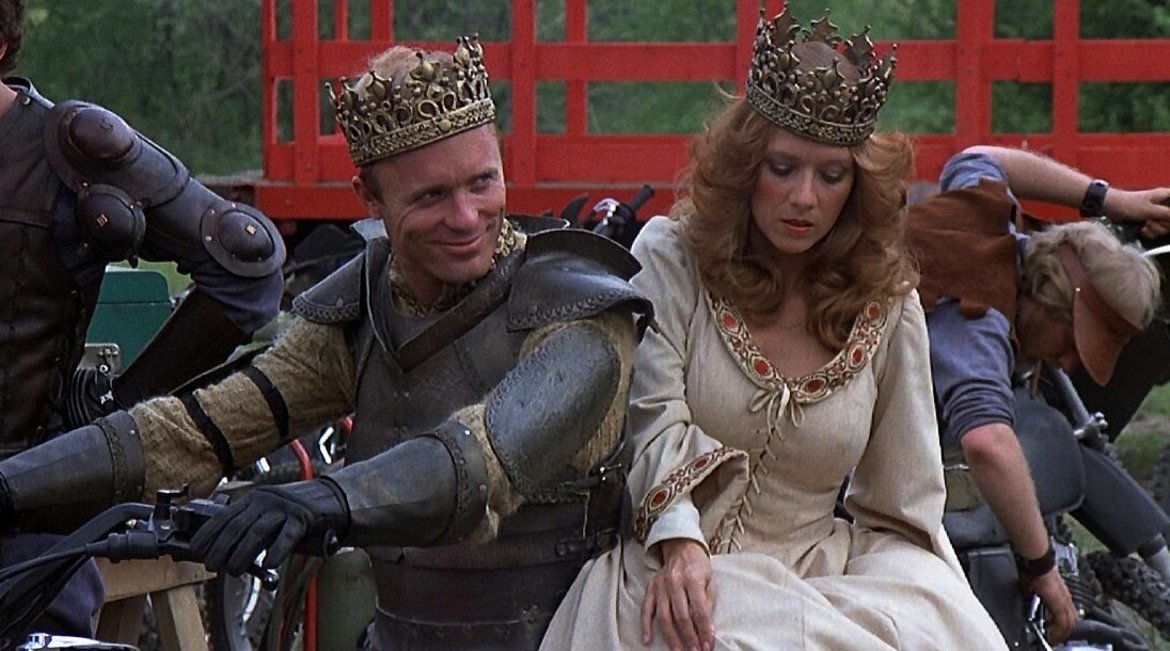 Knightriders / Кръстоносци (1981 г.)

Името на Ромеро може да е синоним на "филми със зомбита", но понякога той бяга от ограниченията на жанра. Пример е тази драма от 1981-а, която разказва за странстваща трупа, чиито членове се обличат като средновековни рицари (но "яздят" мотори). Желанието на техния "крал" да води трупата спрямо едни остарели идеали се оказва все по-трудно осъществимо заради сложната реалност на съвремието.