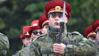 Веднъж завинаги трябва да се постигне политически консенсус и най-накрая да се каже искаме ли въоръжена, модерна и съвместима армия, или не