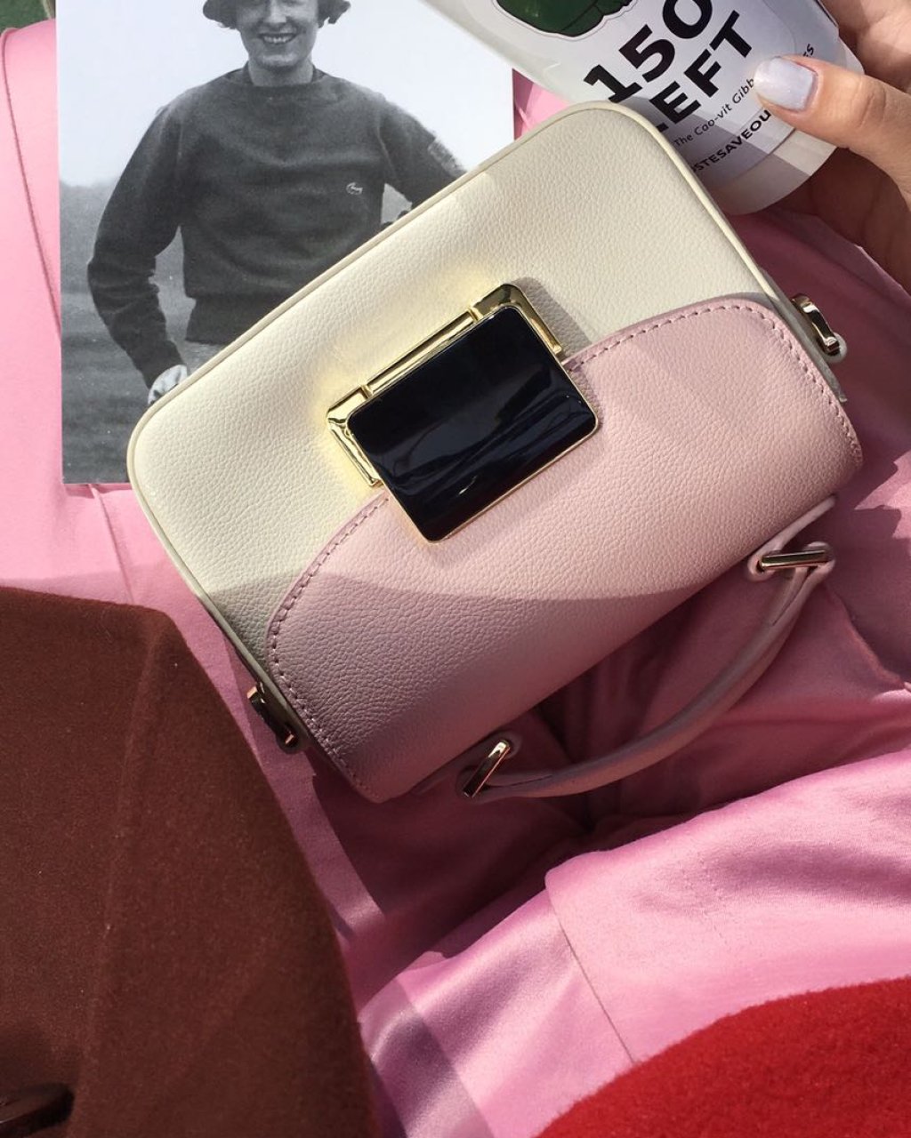 Сложила е Lady Riviera в пастелни тонове