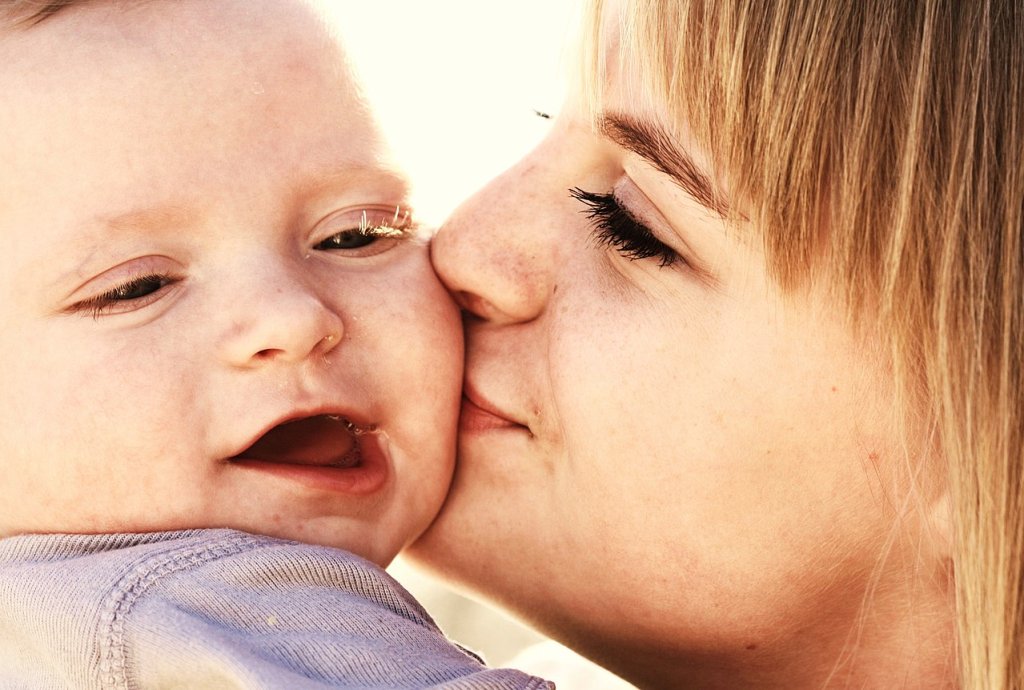 Sweet_Baby_Kisses_Family_Love