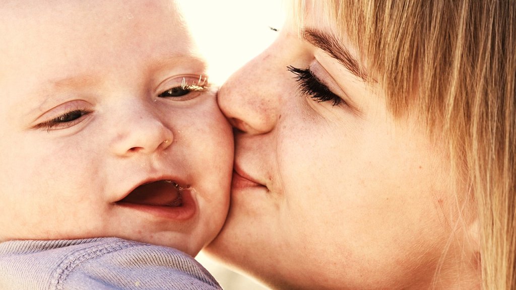 Sweet_Baby_Kisses_Family_Love