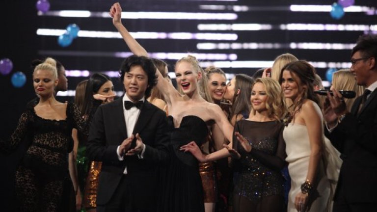 Джулия Шнайдер, в средата