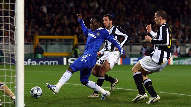 Микаел Есиен

Фундаментален за първия голям състав на Жозе Моуриньо в Челси. Ганаецът си спечели няколко номинации за "Златната топка" и беше избран за играч на сезона в Челси, когато тимът завърши втори през 2007 г. Това не беше достатъчно за идеалния отбор.
