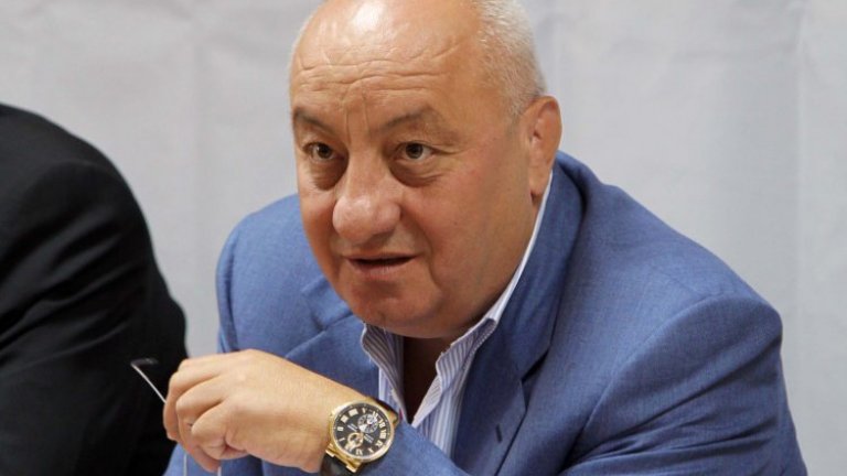 Според Изпълнителното бюро на социалистите той е виновен за "грубо нарушаване на уставни норми, касаещи задълженията на партийните членове"