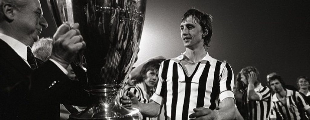 2. Кройф е първият, който печели три пъти Златната топка. Това се случва в рамките на само 4 години, а холандецът взима отличието през 1971, 1973 и 1974 г.