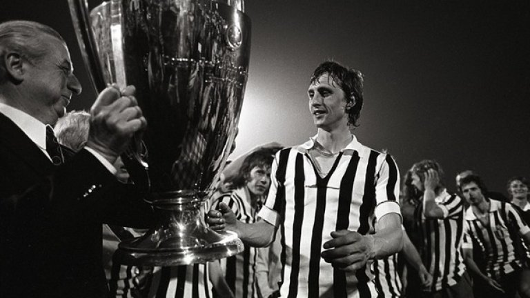 2. Кройф е първият, който печели три пъти Златната топка. Това се случва в рамките на само 4 години, а холандецът взима отличието през 1971, 1973 и 1974 г.