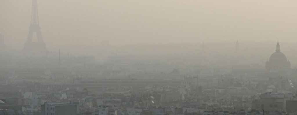 Air pollution in Paris : Eiffel tower through a haze of pollution in Paris