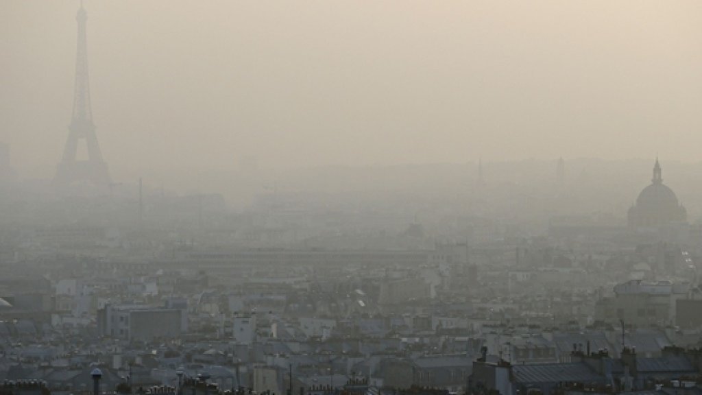 Air pollution in Paris : Eiffel tower through a haze of pollution in Paris