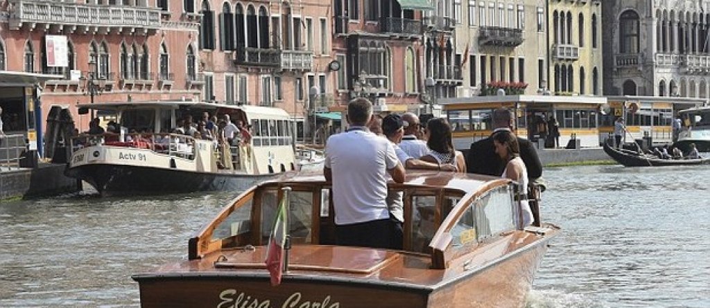 Звездите прекараха вчерашния ден в разходки из града.