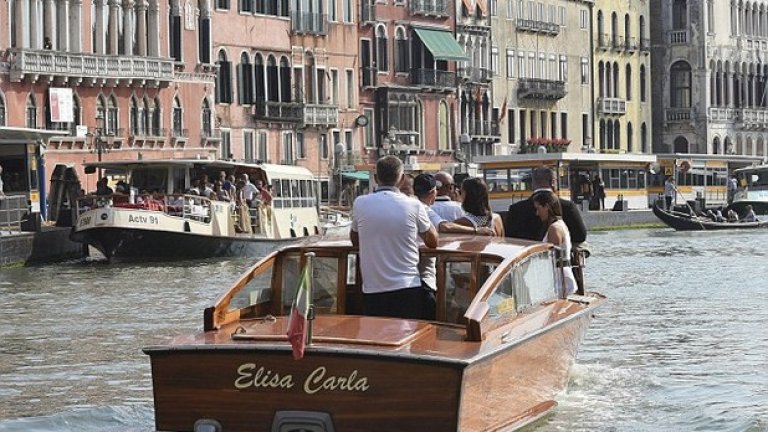 Звездите прекараха вчерашния ден в разходки из града.