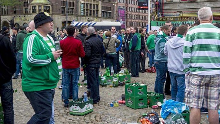 Феновете на Селтик изпиха тонове бира на мирното си парти в Амстердам преди мача...