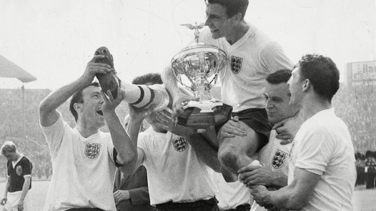 1961 г.: Една от големите английски гордости - победа с 9:3 на "Уембли", като три гола вкарва Джими Грийвс, изнесен на ръце от съотборниците му.