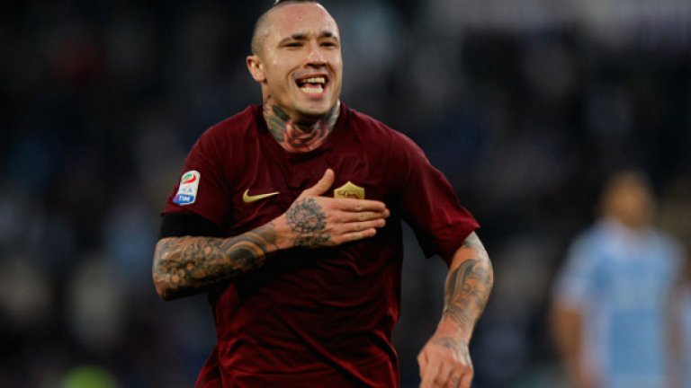 2. Рома спечели дербито с Лацио
Рома победи Лацио с 2:0 в дербито на Рим от 15-ия кръг на Серия "А". "Вълците" стигнаха до успеха през втората част, след като първото полувреме завърши без голове. Лацио, който беше символичен домакин, завърши двубоя с 10 човека, след като Данило Каталди получи червен картон в средата на второто полувреме. Така тимът на Лучано Спалети остана на второ място с актив от 32 точки, колкото има и Милан. Именно "росонерите" гостуват в столицата другата седмица. Кевин Строотман в 64-та минута и Раджа Наинголан (77) бяха точни за Рома.