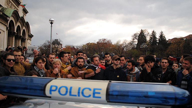 Екшън около НС: Полицията проби студентската обсада