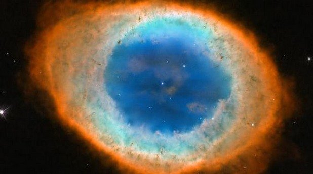 Нова снимка на внушителната форма и цвят на мъглявината Пръстен или Messier 57 от "Хъбъл". Погледнат от перспективата на Земята, М57 изглежда като проста елипсовидна форма с неясни очертания