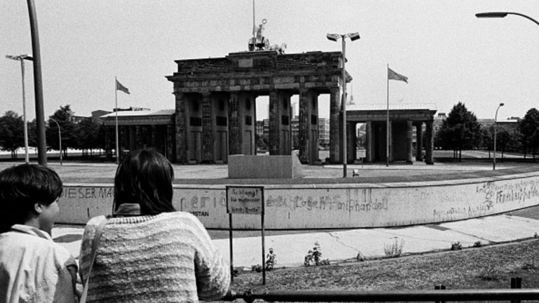 Бранденбургската врата - гледка отвъд стената